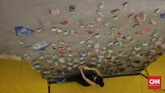 Panjat Tebing di Mal Pengunjung mencoba olah raga panjat dinding alias Wall Climbing yang disediakan salah satu Pusat Perbelanjaan di Jakarta. Selasa, 14 Juli 2020. Olahraga teratur menjadi cara untuk menjaga kesehatan, kebugaran, dan daya tahan tubuh dikala Pandemi Corona. (CNN Indonesia/ Adhi Wicaksono)