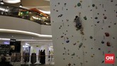 Panjat Tebing di Mal Pengunjung mencoba olah raga panjat dinding alias Wall Climbing yang disediakan salah satu Pusat Perbelanjaan di Jakarta. Selasa, 14 Juli 2020. Olahraga teratur menjadi cara untuk menjaga kesehatan, kebugaran, dan daya tahan tubuh dikala Pandemi Corona. (CNN Indonesia/ Adhi Wicaksono)