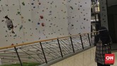 Panjat Tebing di Mal Pengunjung mencoba olah raga panjat dinding alias Wall Climbing yang disediakan salah satu Pusat Perbelanjaan di Jakarta. Selasa, 14 Juli 2020. Olahraga teratur menjadi cara untuk menjaga kesehatan, kebugaran, dan daya tahan tubuh dikala Pandemi Corona. (CNN Indonesia/ Adhi Wicaksono)