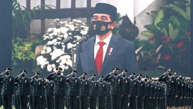HUT ke-75 TNI, Jokowi Beri Bintang Jasa untuk Tiga Prajurit