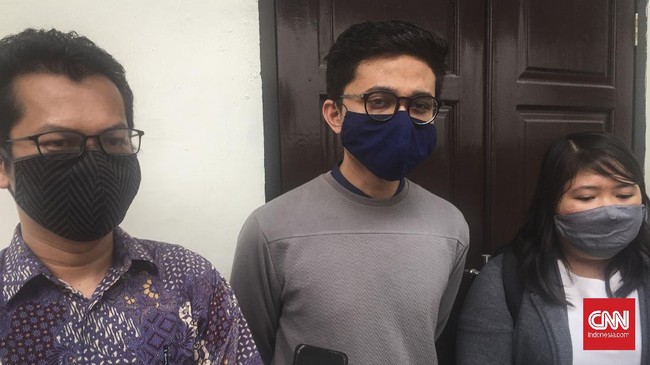 Peneliti Kebijakan Publik dan Pegiat Advokasi legislasi Ravio Patra di Pengadilan Negeri Jakarta Selatan, Selasa (14/7).