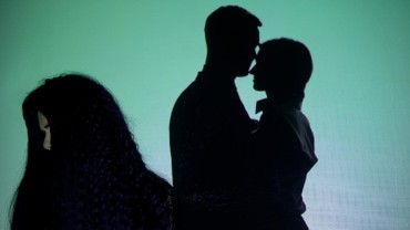 img-title Viral! Pergoki Istri Sedang Selingkuh, Pria Ini Masih Sempat Minta Rokok