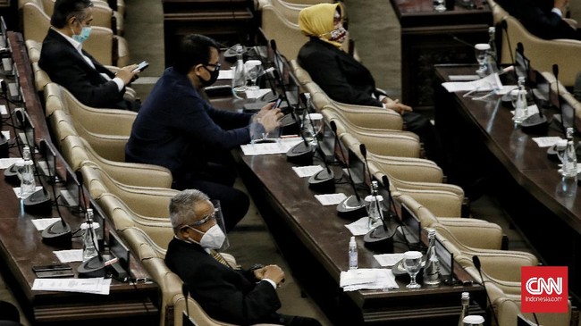 DPR hari ini rapat membahas Omnibus Law Cipta Kerja di masa reses. Sebelumnya, DPR telah menolak menggelar rapat soal buron Djoko Tjandra dengan alasan reses.