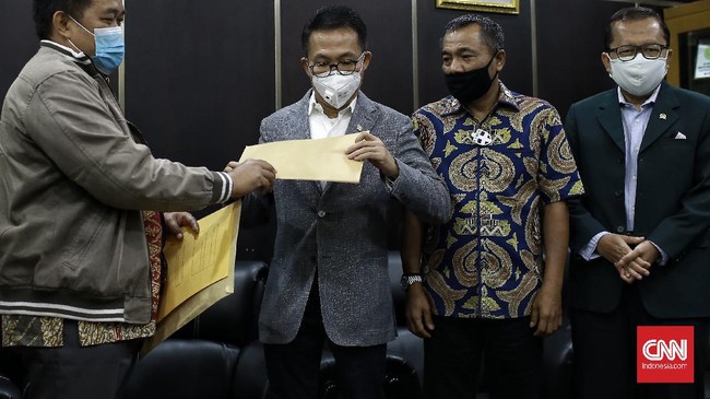 Ketua Komisi III DPR RI Herman Herry menerima surat jalan Djoko Chandra dari Koordinator Masyarakat Anti Korupsi Indonesia (MAKI), Boyamin Saiman di ruang tamu Komisi III.  Jakarta.  Selasa (14/7/2020). CNN Indonesia/Andry Novelino