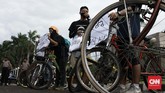 Aksi Koalisi Bersihkan Indonesia di Depan DPR RI Mapala dari perwakilan mahasiswa Jabodetabek dan Koalisi Bersihkan Indonesia
melakukan aksi pasang tenda di depan gedung DPR RI. Jakarta. Rabu (15/7/2020). CNN Indonesia/Andry Novelino