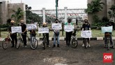 Aksi Koalisi Bersihkan Indonesia di Depan DPR RI Mapala dari perwakilan mahasiswa Jabodetabek dan Koalisi Bersihkan Indonesia
melakukan aksi pasang tenda di depan gedung DPR RI. Jakarta. Rabu (15/7/2020). CNN Indonesia/Andry Novelino