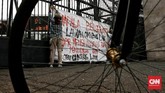 Aksi Koalisi Bersihkan Indonesia di Depan DPR RI Mapala dari perwakilan mahasiswa Jabodetabek dan Koalisi Bersihkan Indonesia
melakukan aksi pasang tenda di depan gedung DPR RI. Jakarta. Rabu (15/7/2020). CNN Indonesia/Andry Novelino