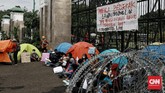Aksi Koalisi Bersihkan Indonesia di Depan DPR RI Mapala dari perwakilan mahasiswa Jabodetabek dan Koalisi Bersihkan Indonesia
melakukan aksi pasang tenda di depan gedung DPR RI. Jakarta. Rabu (15/7/2020). CNN Indonesia/Andry Novelino