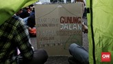 Aksi Koalisi Bersihkan Indonesia di Depan DPR RI Mapala dari perwakilan mahasiswa Jabodetabek dan Koalisi Bersihkan Indonesia
melakukan aksi pasang tenda di depan gedung DPR RI. Jakarta. Rabu (15/7/2020). CNN Indonesia/Andry Novelino