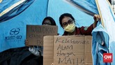 Aksi Koalisi Bersihkan Indonesia di Depan DPR RI Mapala dari perwakilan mahasiswa Jabodetabek dan Koalisi Bersihkan Indonesia
melakukan aksi pasang tenda di depan gedung DPR RI. Jakarta. Rabu (15/7/2020). CNN Indonesia/Andry Novelino