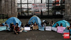 FOTO: Aksi Koalisi Bersihkan Indonesia di DPR