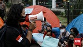 Aksi Koalisi Bersihkan Indonesia di Depan DPR RI Mapala dari perwakilan mahasiswa Jabodetabek dan Koalisi Bersihkan Indonesia
melakukan aksi pasang tenda di depan gedung DPR RI. Jakarta. Rabu (15/7/2020). CNN Indonesia/Andry Novelino