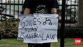 Aksi Koalisi Bersihkan Indonesia di Depan DPR RI Mapala dari perwakilan mahasiswa Jabodetabek dan Koalisi Bersihkan Indonesia
melakukan aksi pasang tenda di depan gedung DPR RI. Jakarta. Rabu (15/7/2020). CNN Indonesia/Andry Novelino