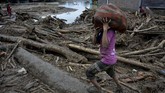 BANJIR BANDANG MASAMBA Warga menyelamatkan barang miliknya di sekitar rumah yang tertimbun lumpur dan batang pohon akibat terjangan banjir bandang di Kecamatan Masammba, Kabupaten Luwu Utara, Sulawesi Selatan, Rabu (15/7/2020). Banjir bandang yang terjadi akibat tingginya curah hujan tersebut mengakibatkan 16 orang meninggal dunia dan puluhan warga dilaporkan masih dalam pencarian, sementara ratusan rumah rusak berat dan hilang.ANTARA FOTO/Abriawan Abhe/aww.