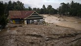 BANJIR BANDANG MASAMBA Sebuah rumah tenggelam lumpur akibat banjir bandang di Desa Radda, Kabupaten Luwu Utara, Sulawesi Selatan, Selasa (14/7/2020). Akibat banjir bandang tersebut mengakibatkan 10 orang meninggal dunia dan ratusan rumah tertimbun lumpur. ANTARA FOTO/Hariandi Hafid/yu/hp.