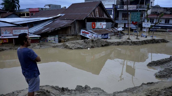 Kecamatan Baebunta jadi titik terparah banjir Luwu Utara dengan sekitar 10 desa yang terendam air. Banjir terjadi akibat luapan dua sungai imbas hujan deras.
