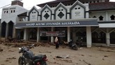 BANJIR BANDANG MASAMBA Kondisi Masjid Agung Syuhada Masamba yang terendam lumpur akibat banjir bandang di Masamba, Kabupaten Luwu Utara, Sulawesi Selatan, Selasa (14/7/2020). Akibat banjir bandang tersebut mengakibatkan 10 orang meninggal dunia dan ratusan rumah tertimbun lumpur. ANTARA FOTO/Muktar/yu/hp.