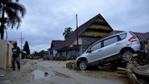 BANJIR BANDANG MASAMBA Sebuah mobil terseret banjir bandang di Kecamatan Masammba, Kabupaten Luwu Utara, Sulawesi Selatan, Rabu (15/7/2020). Banjir bandang yang terjadi akibat tingginya curah hujan tersebut mengakibatkan 16 orang meninggal dunia dan puluhan warga dilaporkan masih dalam pencarian, sementara ratusan rumah rusak berat dan hilang.ANTARA FOTO/Abriawan Abhe/aww.