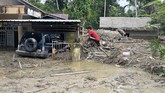 BANJIR BANDANG MASAMBA Warga berusaha memeanjat kedalam rumahnya yang tenggelam lumpur akibat banjir bandang di Desa Radda, Kabupaten Luwu Utara, Sulawesi Selatan, Selasa (14/7/2020). Akibat banjir bandang tersebut mengakibatkan 10 orang meninggal dunia dan ratusan rumah tertimbun lumpur. ANTARA FOTO/Hariandi Hafid/yu/hp.