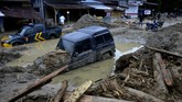 BANJIR BANDANG MASAMBA Kondisi rumah dan mobil yang tertimbun lumpur akibat terjangan banjir bandang di Kecamatan Masammba, Kabupaten Luwu Utara, Sulawesi Selatan, Rabu (15/7/2020). Banjir bandang yang terjadi akibat tingginya curah hujan tersebut mengakibatkan 16 orang meninggal dunia dan puluhan warga dilaporkan masih dalam pencarian, sementara ratusan rumah rusak berat dan hilang.ANTARA FOTO/Abriawan Abhe/aww.