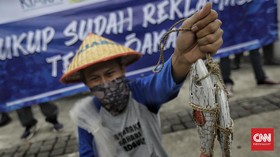 Pedemo Reklamasi Ancol Bawa Ikan Busuk ke Kantor Anies