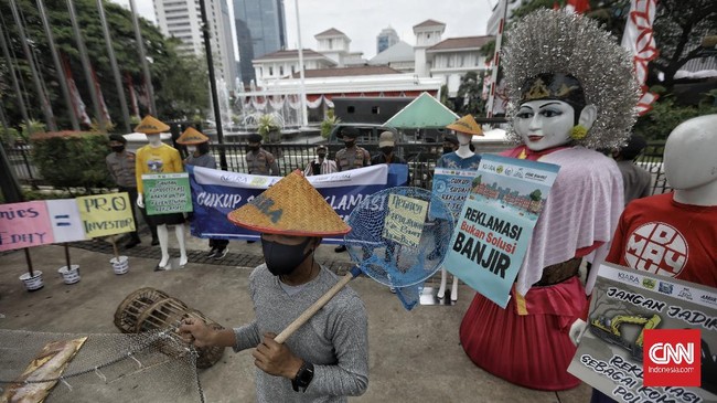 Aktivis yang tergabung dalam Koalisi Rakyat untuk Keadilan Perikanan (KIARA) melakukan aksi damai di depan gedung Balai Kota, Jakarta, Rabu, 15 Juli 2020. Dalam aksinya, KIARA mendesak Gubernur DKI Jakarta, Anies Baswedan ubtuk mencabut Keputusan Gubernur DKI Jakarta Nomor 237 Tahun 2020 tentang Izin Pelaksanaan Perluasan kawasan rekreasi Dunia Fantasi (Dufan) seluas kurang lebih 35 hektar dan kawasan rekreasi Taman Impian Ancol Timur seluas kurang lebih 120 hektar. CNN Indonesia/Bisma Septalisma