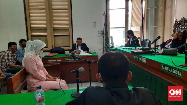 Febi Nur Amelia warga Komplek Menteng Indah, Blok IV C, No 05, Kota Medan dituntut oleh Jaksa Penuntut Umum (JPU) Randi Tambunan dengan pidana penjara selama 2 tahun. Ia dianggap bersalah karena melakukan pencemaran nama baik terhadap seorang istri Polisi bernama Fitriani Manurung (42) karena menagih utang lewat media sosial Instagram.