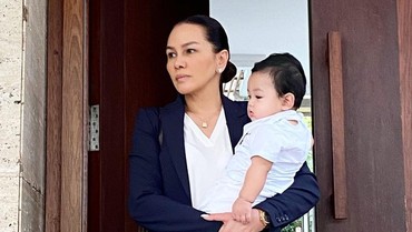 img-title Arkana, Anak Ke-3 Nikita Mirzani Resmi Diadopsi Fitri Salhuteru