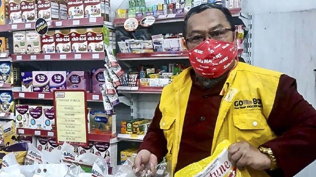Bersama Yayasan Anak Bangsa Bisa (YABB) dan Alfamart, Gojek memberikan paket bantuan bahan pokok (sembako) guna meringankan beban biaya harian 10 ribu mitra driver GoSend dan GoBox yang tersebar di 16 kota, yaitu Jabodetabek, Bandung, Karawang, Serang, Yogyakarta, Semarang, Surabaya, Solo, Tasikmalaya, Purwakarta, Malang, Medan, Palembang, Makassar, Cirebon, dan Bali.