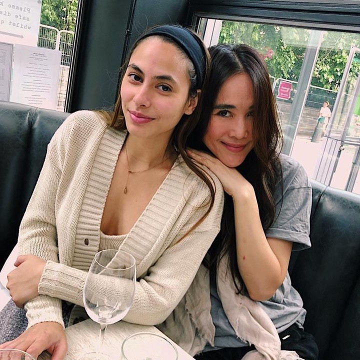 <p>Cantiknya Bunda Ina tidak luntur dimakan usia, dan sepertinya kecantikannya ini akan menurun pada putrinya. (Foto: Instagram @inathomas)</p>