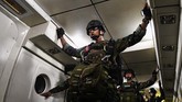 Infiltrasi Udara Prajurit Yontaifib Marinir Sejumlah Prajurit Batalyon Intai Amfibi 1 Korps Marinir TNI AL bersiap melakukan terjun tempur (junpur) malam dari pesawat udara Cassa NC-212 U6205 Skuadron Udara 600 Wing Udara 2 Puspenerbal di atas Pangkalan Udara TNI Angkatan Laut (Lanudal) Jakarta, Pondok Cabe, Tangerang Selatan, Banten, Selasa (14/7/2020). Kegiatan junpur malam dari ketinggian 5.000 kaki sebagai kesiapan prajurit Yontaifib 1 Korps Marinir dalam rangka infiltrasi udara di Dabo Singkep, Kepualauan Riau. ANTARA FOTO/M Risyal Hidayat/hp.