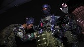 Infiltrasi Udara Prajurit Yontaifib Marinir Sejumlah Prajurit Batalyon Intai Amfibi 1 Korps Marinir TNI AL bersiap melakukan terjun tempur (junpur) malam dari pesawat udara Cassa NC-212 U6205 Skuadron Udara 600 Wing Udara 2 Puspenerbal di Pangkalan Udara TNI Angkatan Laut (Lanudal) Jakarta, Pondok Cabe, Tangerang Selatan, Banten, Selasa (14/7/2020). Kegiatan junpur malam dari ketinggian 5.000 kaki sebagai kesiapan prajurit Yontaifib 1 Korps Marinir dalam rangka infiltrasi udara di Dabo Singkep, Kepualauan Riau. ANTARA FOTO/M Risyal Hidayat/hp.