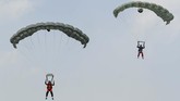 Infiltrasi Udara Prajurit Yontaifib Marinir Prajurit Batalyon Intai Amfibi (Yon Taifib) 1 Korps Marinir TNI-AL melakukan terjun bebas (free fall) dari pesawat udara Cassa NC-212 U-6205 Skuadron Udara 600 Wing Udara 2 Puspenerbal di atas Pangkalan Udara TNI Angkatan Laut (Lanudal) Jakarta, Pondok Cabe, Tangerang Selatan, Banten, Selasa (7/7/2020). Terjun bebas dari ketinggian 6.000 kaki tersebut diikuti 100 orang prajurit dalam rangka pemeliharaan kemampuan aspek udara. ANTARA FOTO/M Risyal Hidayat/foc.