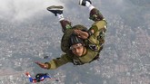 Infiltrasi Udara Prajurit Yontaifib Marinir Sejumlah prajurit Batalyon Intai Amfibi (Yon Taifib) 1 Korps Marinir TNI-AL melakukan terjun bebas (free fall) dari pesawat udara Cassa NC-212 U-6205 Skuadron Udara 600 Wing Udara 2 Puspenerbal di atas Pangkalan Udara TNI Angkatan Laut (Lanudal) Jakarta, Pondok Cabe, Tangerang Selatan, Banten, Selasa (7/7/2020). Terjun bebas dari ketinggian 6.000 kaki tersebut diikuti 100 orang prajurit dalam rangka pemeliharaan kemampuan aspek udara. ANTARA FOTO/M Risyal Hidayat/foc.