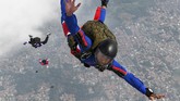 Infiltrasi Udara Prajurit Yontaifib Marinir Sejumlah prajurit Batalyon Intai Amfibi (Yon Taifib) 1 Korps Marinir TNI-AL melakukan terjun bebas (free fall) dari pesawat udara Cassa NC-212 U-6205 Skuadron Udara 600 Wing Udara 2 Puspenerbal di atas Pangkalan Udara TNI Angkatan Laut (Lanudal) Jakarta, Pondok Cabe, Tangerang Selatan, Banten, Selasa (7/7/2020). Terjun bebas dari ketinggian 6.000 kaki tersebut diikuti 100 orang prajurit dalam rangka pemeliharaan kemampuan aspek udara. ANTARA FOTO/M Risyal Hidayat/foc.