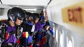 Infiltrasi Udara Prajurit Yontaifib Marinir Sejumlah prajurit Batalyon Intai Amfibi (Yon Taifib) 1 Korps Marinir TNI-AL bersiap melakukan terjun bebas (free fall) dari pesawat udara Cassa NC-212 U-6205 Skuadron Udara 600 Wing Udara 2 Puspenerbal di atas Pangkalan Udara TNI Angkatan Laut (Lanudal) Jakarta, Pondok Cabe, Tangerang Selatan, Banten, Selasa (7/7/2020). Terjun bebas dari ketinggian 6.000 kaki tersebut diikuti 100 orang prajurit dalam rangka pemeliharaan kemampuan aspek udara. ANTARA FOTO/M Risyal Hidayat/foc.