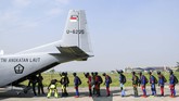 Infiltrasi Udara Prajurit Yontaifib Marinir Sejumlah prajurit Batalyon Intai Amfibi (Yon Taifib) 1 Korps Marinir TNI-AL memasuki pesawat udara Cassa NC-212 U-6205 Skuadron Udara 600 Wing Udara 2 Puspenerbal untuk mengikuti terjun bebas (free fall) di Pangkalan Udara TNI Angkatan Laut (Lanudal) Jakarta, Pondok Cabe, Tangerang Selatan, Banten, Selasa (7/7/2020). Terjun bebas dari ketinggian 6.000 kaki tersebut diikuti 100 orang prajurit dalam rangka pemeliharaan kemampuan aspek udara. ANTARA FOTO/M Risyal Hidayat/foc.