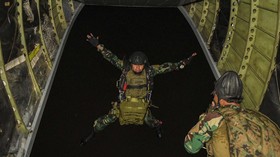 FOTO: Aksi Infiltrasi Udara Prajurit Intai Amfibi Marinir