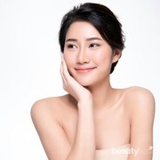 Gerakan Memakai Serum yang Tepat Biar Hasilnya Maksimal, Wajah Makin Flawless & Glowing!