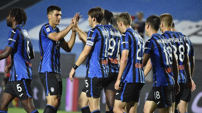 Atalanta's Marten de Roon, third left, celebrates with his team after scoring a goal during a Serie A soccer match between Atalanta and Brescia, at the Gewiss Stadium in Bergamo, Italy, Tuesday, July 14, 2020. (Gianluca Checchi/LaPresse via AP)