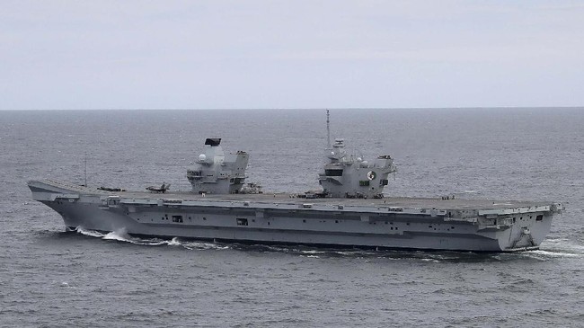 AT SEA - SEPTEMBER 27: The United Kingdom's new aircraft carrier HMS Queen Elizabeth sails at sea in the Atlantic Ocean off the U.S. mid-Atlantic coast, on September 27, 2018. The carrier is currently participating in flight trials with two new F35-B's and eventually be able to embark up to 24 of the supersonic jets.   Mark Wilson/Getty Images/AFP