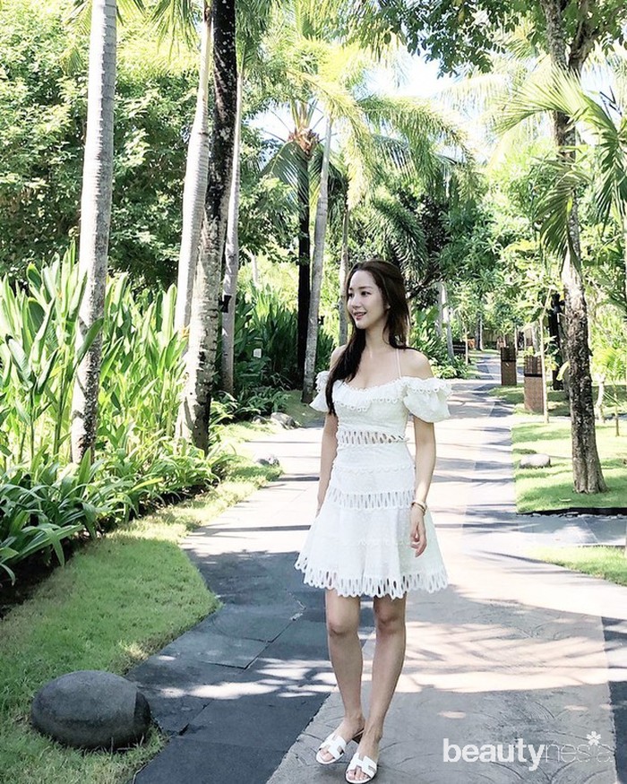 Saat menghabiskan waktu liburannya ke Bali, aktris Korea Selatan ini terlihat begitu cantik dengan mini dress putih bermodel off shoulder yang dikenakan. (Foto: Instagram.com/rachel_mypark)