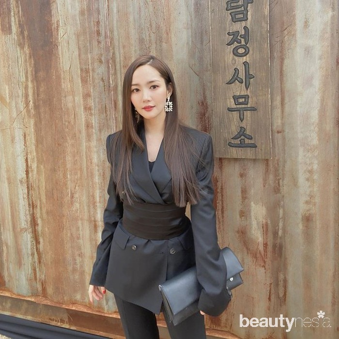 Sebagai seorang aktris ternama, penampilan Park Min Young memang selalu terlihat fashionable. Dalam potretnya kali ini, ia terlihat mengenakan outfit serba hitam dari mulai blazer, belt, pants, hingga clutch bag yang berada digenggamannya. (Foto: Instagram.com/rachel_mypark)