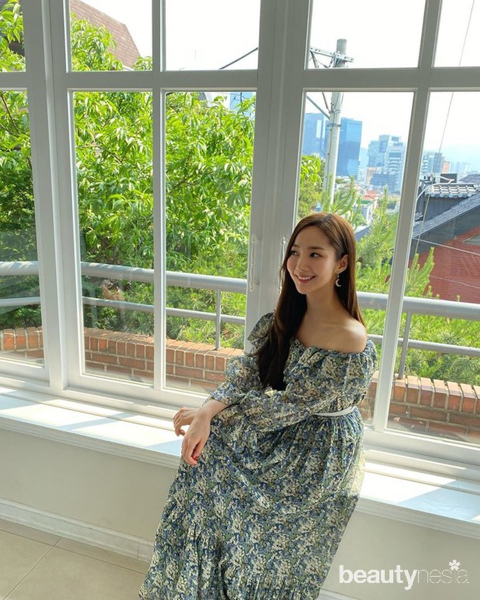 Dengan rambut yang digerai dan mengenakan long dress bermodel off shoulder, Park Min Young sukses terlihat begitu anggun. (Foto: Instagram.com/rachel_mypark)