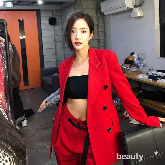 Penampilan Park Min Young dengan outfit merah meronanya sangat terlihat memesona. Ia mengenakan setelan blazer dengan crop top hitamnya. Bagian perutnya yang sempurna tersebut, tereskspos dengan jelas. (Foto: Instagram.com/rachel_mypark)