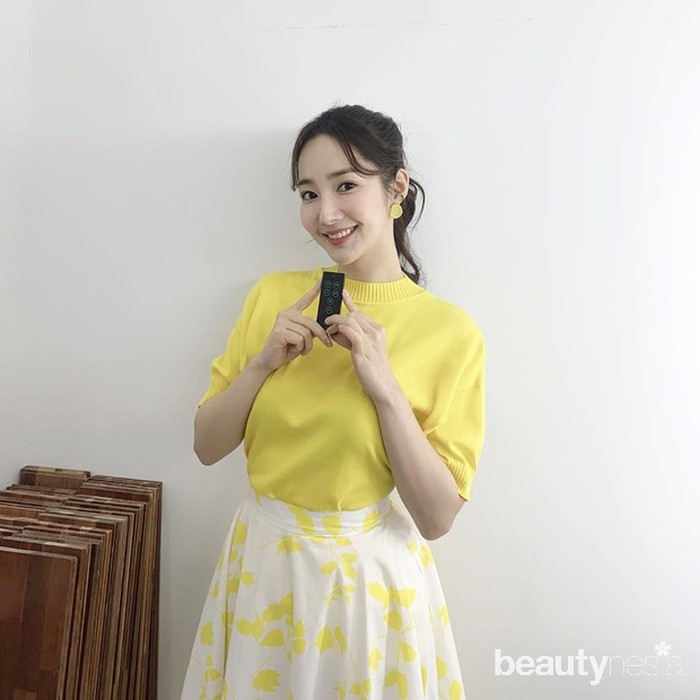 Warna kuning memang memberikan efek fresh pada pemiliknya. Seperti yang dikenakan oleh Park Min Young, ia tampil begitu fresh dengan t-shirt berwarna kuning cerah dan rok motif kupu-kupunya. (Foto: Instagram.com/rachel_mypark)