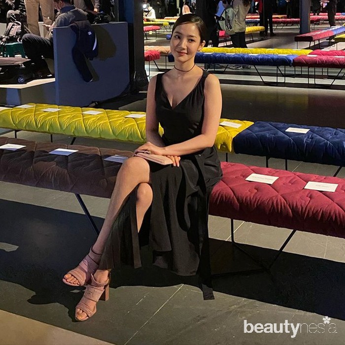 Miliki wajah yang cantik, Park Min Young terlihat begitu menawan dengan long dress berwarna hitamnya. Untuk mendukung penampilannya, ia menggenggam clutch bag dan memakai high heels dengan warna senada. (Foto: Instagram.com/rachel_mypark)