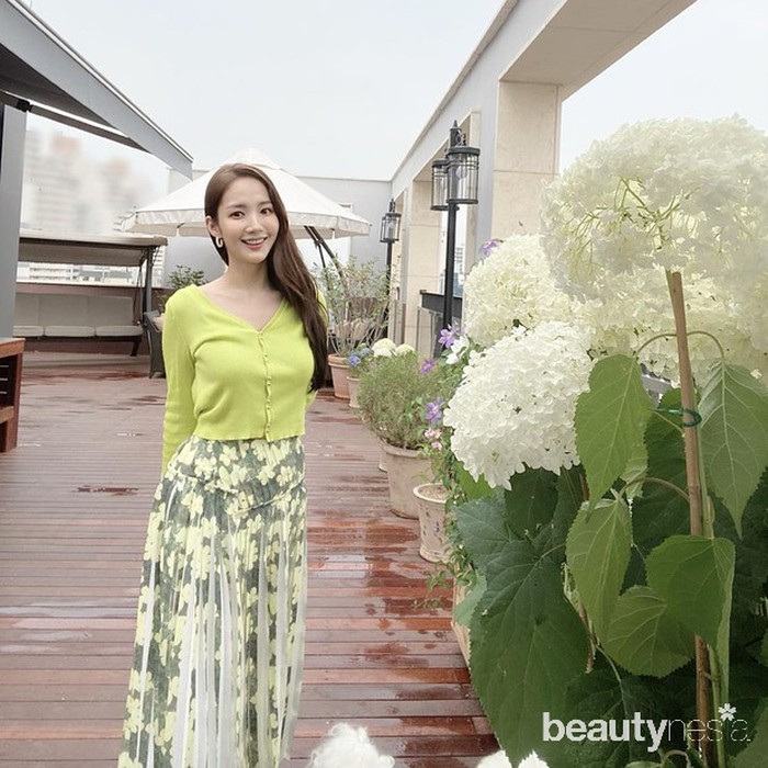 Memiliki tubuh yang sehat dan bentuk yang sempurna tentu saja menjadi impian semua orang. Seperti halnya aktris Korea Selatan Park Min Young, wanita cantik yang satu ini sukses miliki bentuk tubuh yang sempurna. Dalam laman Instagramnya, ia sering kali membagikan potret body goalsnya tersebut. (Foto: Instagram.com/rachel_mypark)