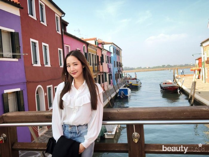 Kemeja putih merupakan pakaian basic yang disukai banyak orang, tak terkecuali aktris cantik yang satu ini. Dalam foto unggahannya, Park Min Young mengenakan kemeja putih beraksen renda pada bagian dada dengan celana jeansnya. Penampilannya kali ini memang sangat sederhana, namun tetap mampu memancarkan kecantikan dari dirinya. (Foto: Instagram.com/rachel_mypark)