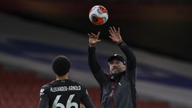 Klopp Tunjuk Alisson dan Van Dijk Sebagai Biang Kekalahan